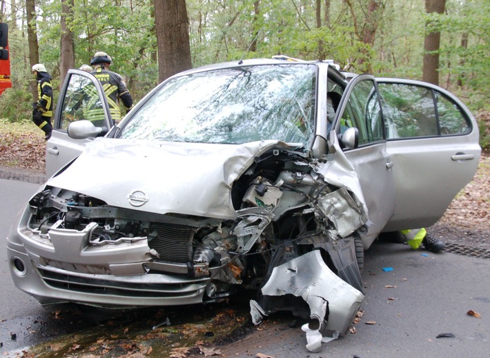 POL-BOR: Bocholt -  Auto gegen Baum / Fahrer schwerverletzt