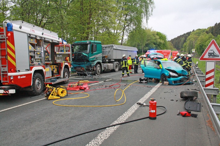 POL-MK: PKW kollidiert frontal mit LKW: eine Person schwer verletzt