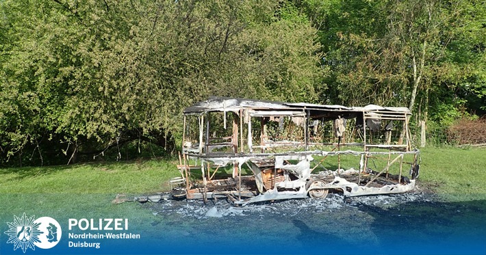 POL-DU: Obermeiderich: Wohnwagen am Ruhrufer ausgebrannt